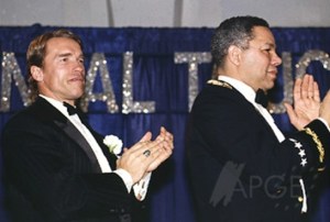Arnold Schwarzenegger y Colin Powell